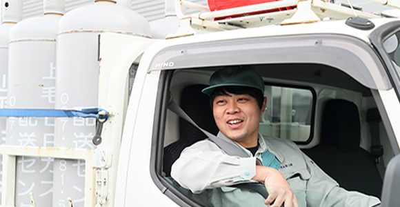 写真：ガスボンベをトラックで運ぶ社員