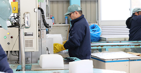 写真：工場内でドライアイス製造を行う男性