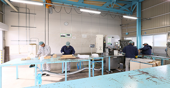 写真：工場内でドライアイス製造を行う男性たち