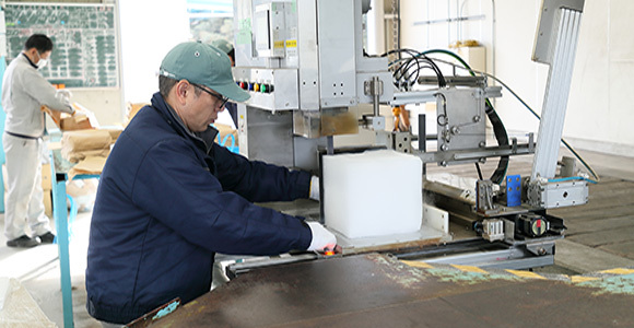 写真：工場内でドライアイス製造を行う男性