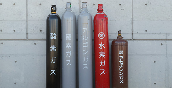 写真：5種類のガスボンベ