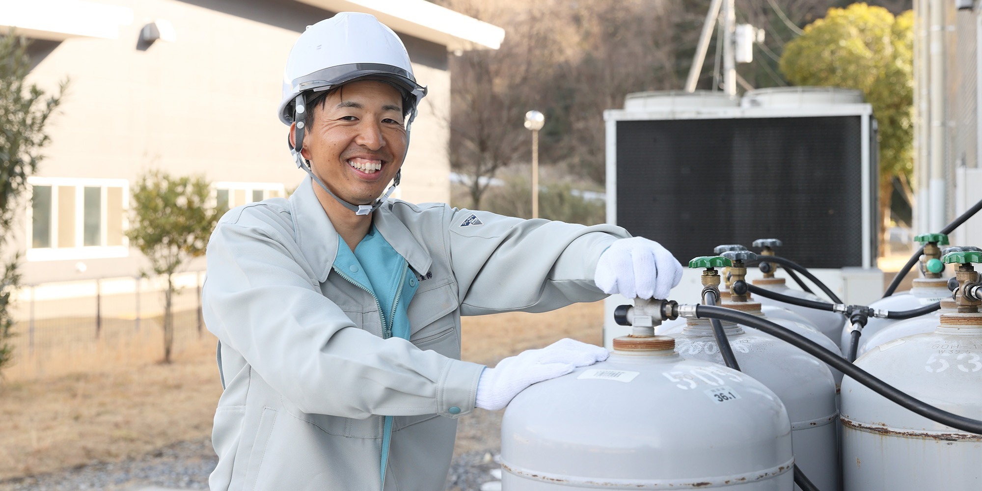 写真：社員がLPガスをトラックに載せるところ