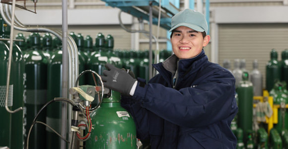 写真：炭酸ガスの充填作業を行う男性